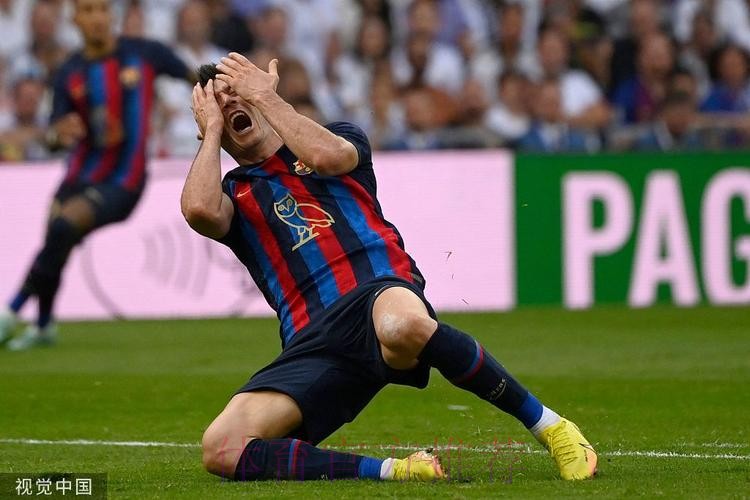 错失良机!莱万空门踢飞 中锋对决遭本泽马完爆 错失良机!莱万空门踢飞 中锋对决遭本泽马完爆